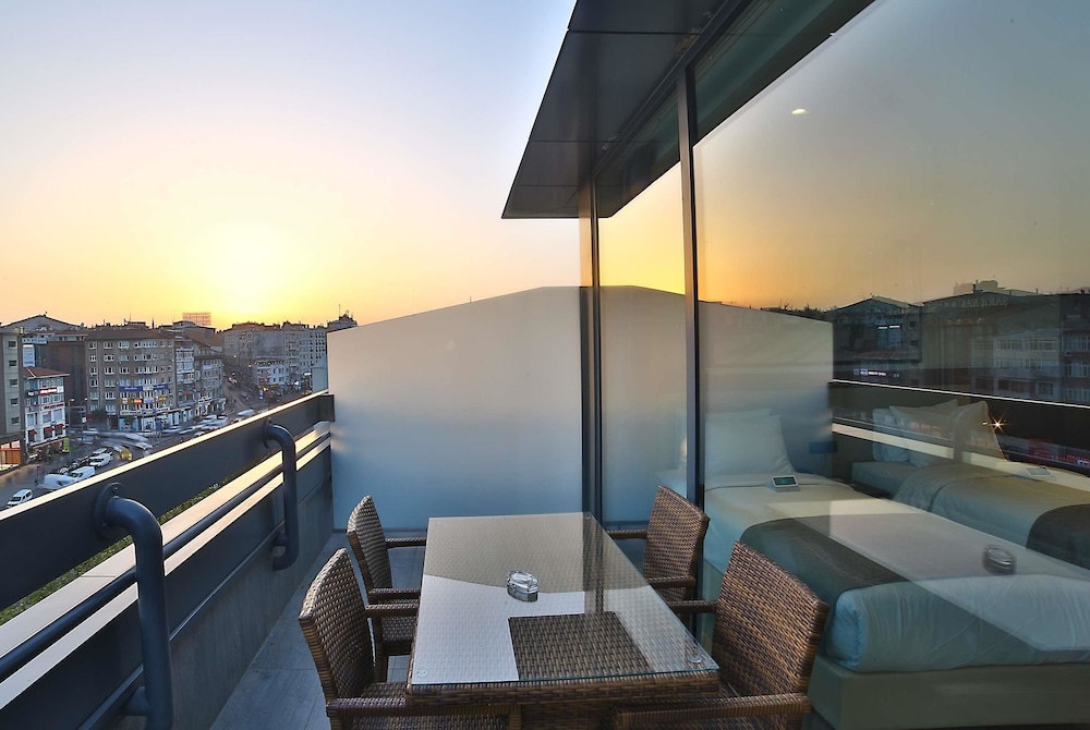 Executive Room, 1 King Bed, Terrace thumbnail 5