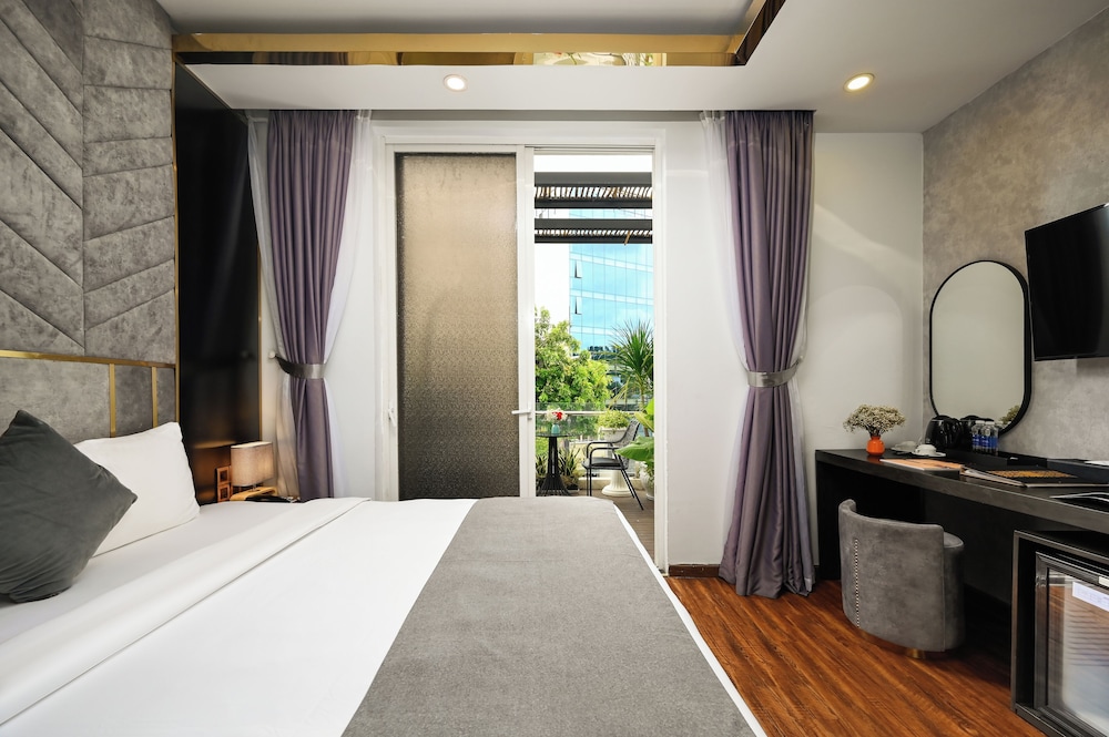 Premium Deluxe Double with Balcony photo 3