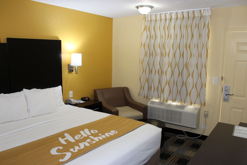 Standard Room, 1 King Bed - Photo 4