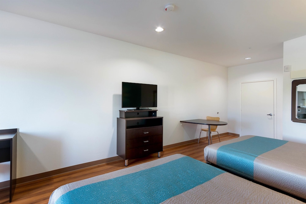 Deluxe Room, 2 Queen Beds, Non Smoking, Refrigerator & Microwave - Photo 6