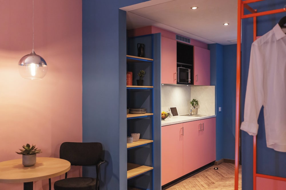 Premium Room, 1 Queen Bed, Kitchenette - Photo 3