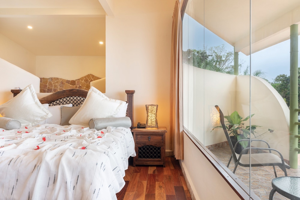 Honeymoon Suite with Ocean View - Photo 9