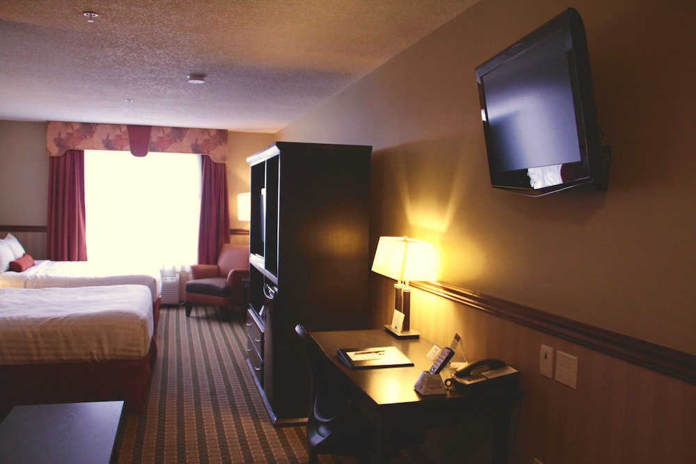 Suite, 2 Queen Beds, Non Smoking, Refrigerator & Microwave (Third bed is a Sofabed) photo 3