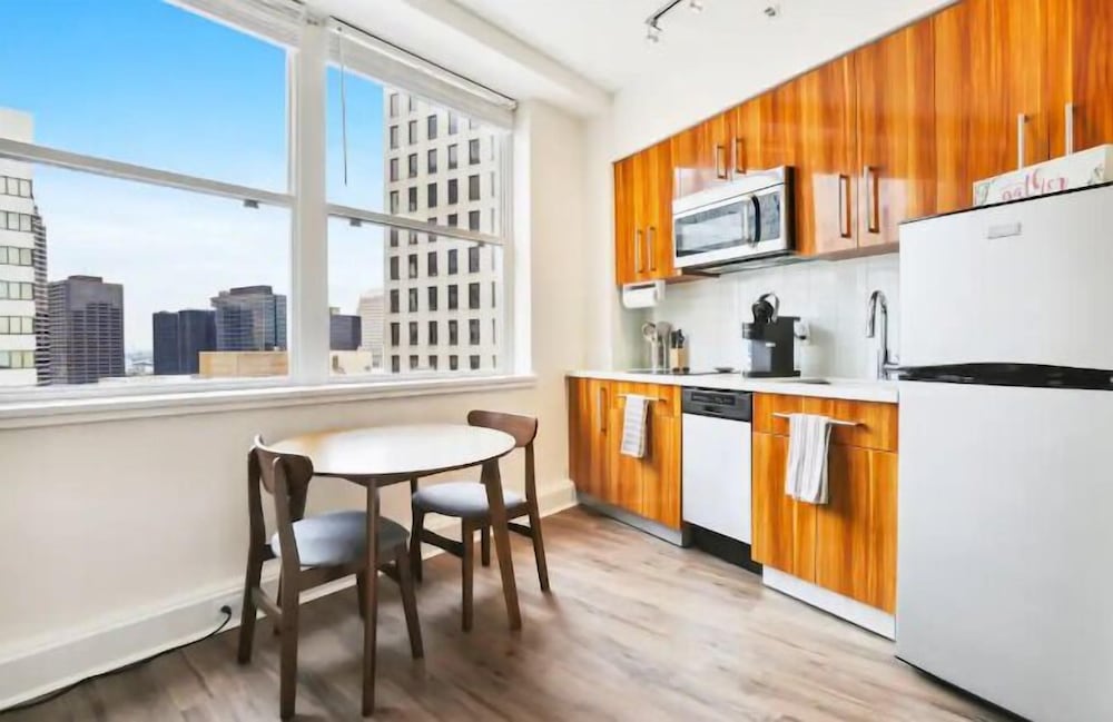 Comfort Condo, 1 Queen Bed, Kitchen, City View
