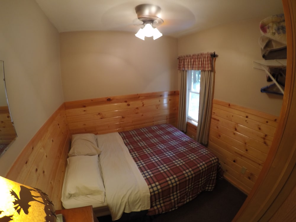 Cabin, 2 Bedrooms (Cedarwood) photo 2
