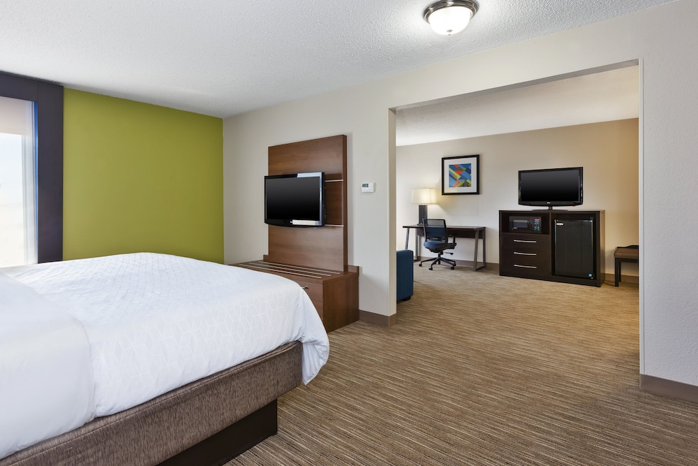 Suite, 1 King Bed - Photo 3