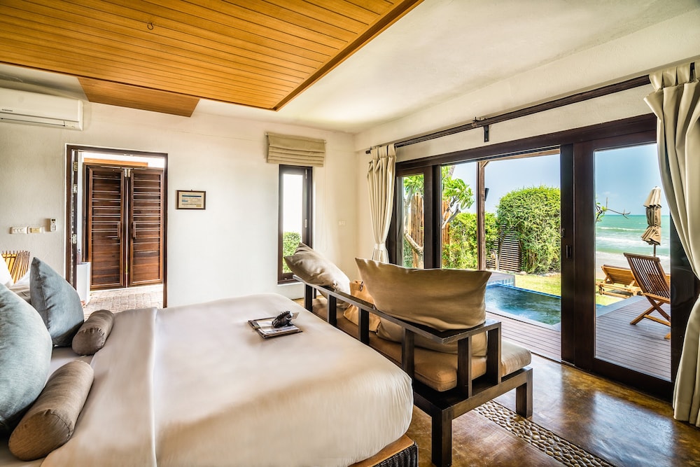 Beachfront Pool Suite - Photo 6