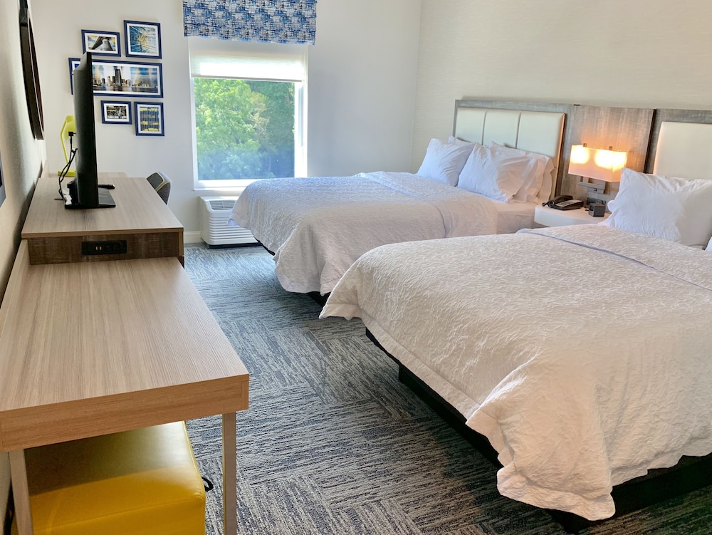 Room, 2 Queen Beds, Accessible (Mob/Hearing, Roll-In Shower) photo 3