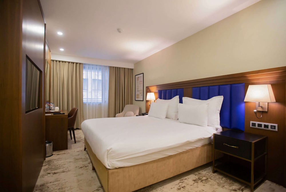Deluxe Room, 1 King Bed, Non Smoking, Balcony (City View) photo 3