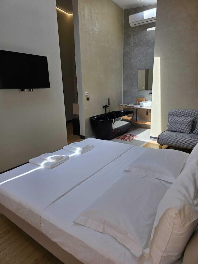 Luxury Suite, Sea View, Poolside