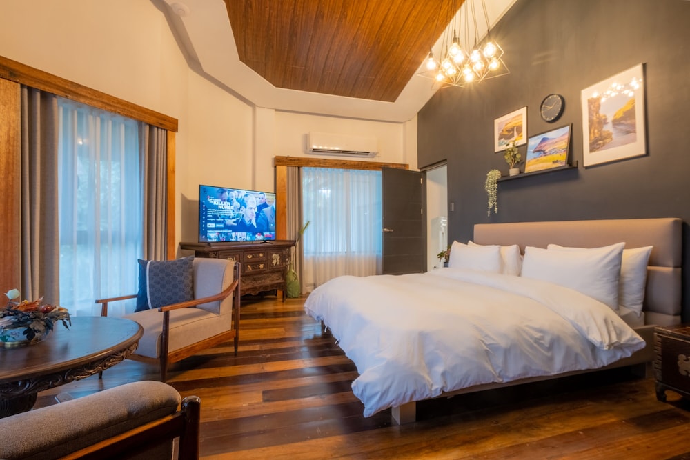 Premium Suite - Photo 1