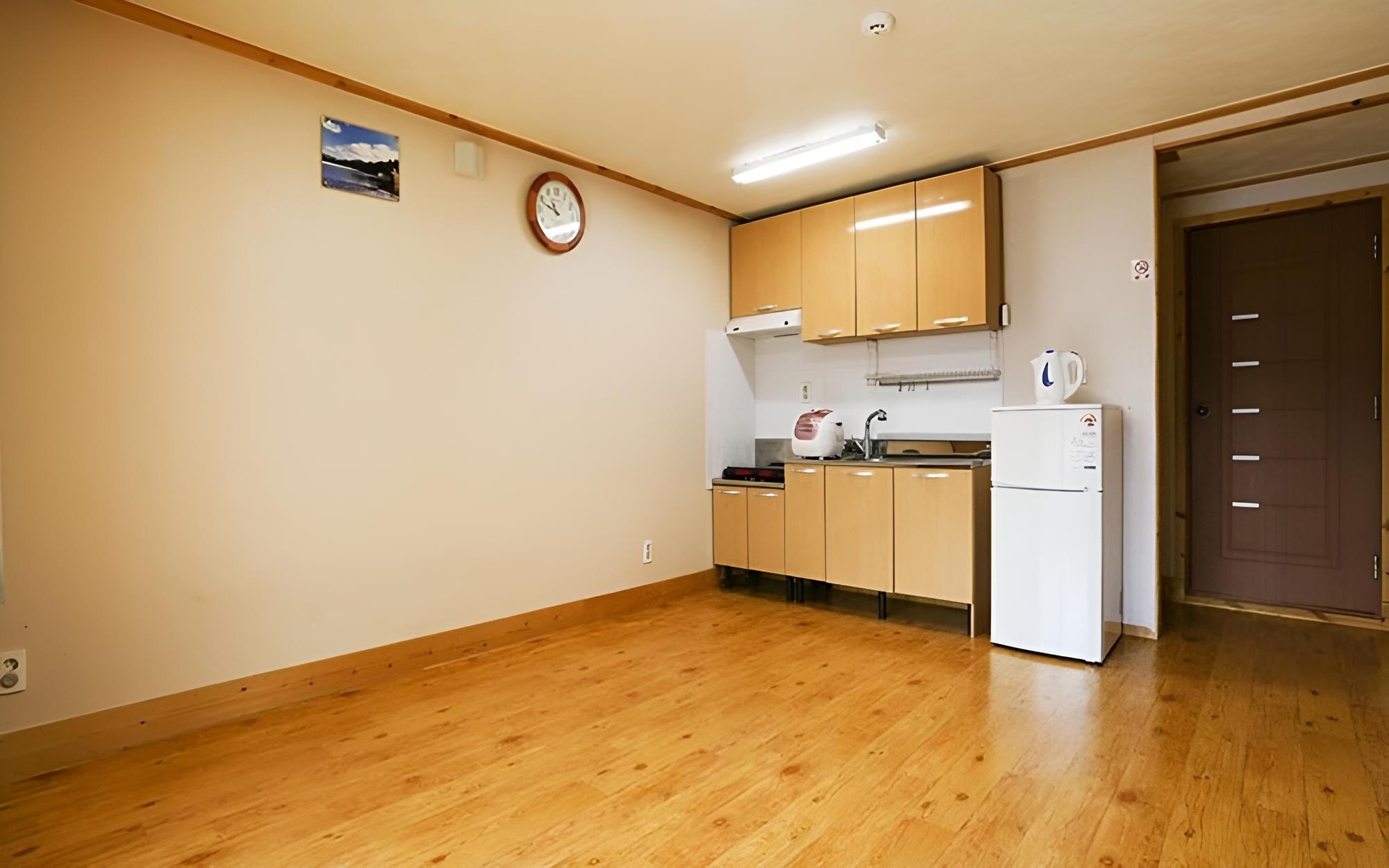 Room (Japanese Umbrella-Pine) photo 2
