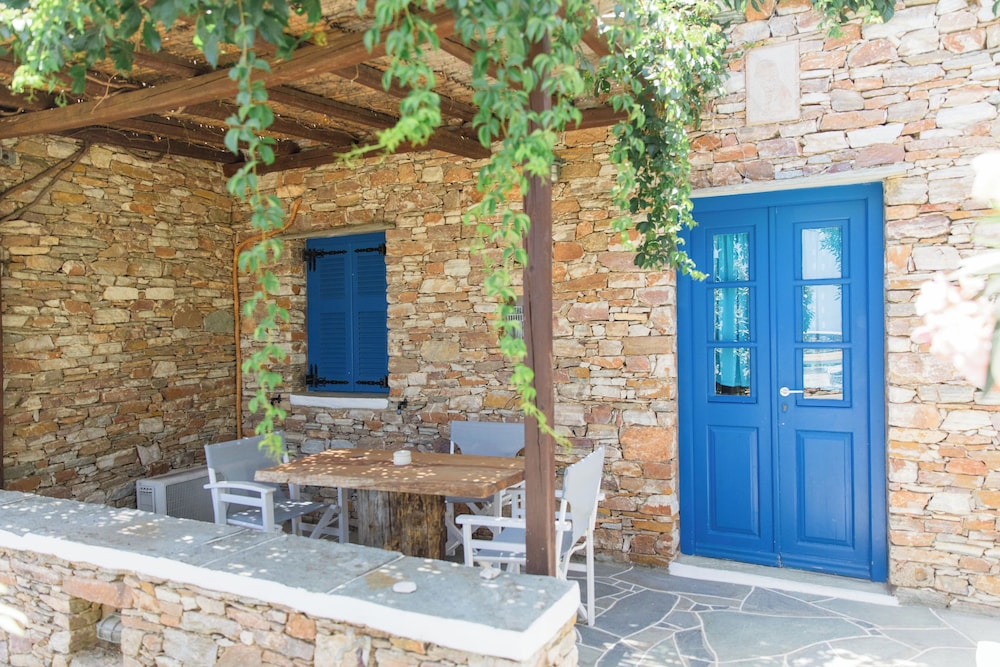 The Superior family apartment with garden and sea view