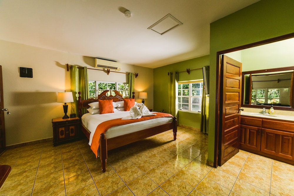 Comfort Cabin, 1 King Bed with Sofa bed, Kitchenette, Poolside