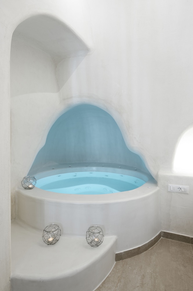 Deluxe Queen Suite with indoor Hot Tub - Photo 24