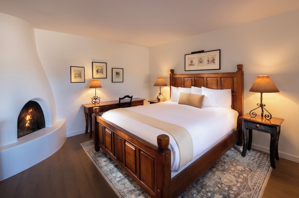 Classic room, 1 king bed (fireplace)