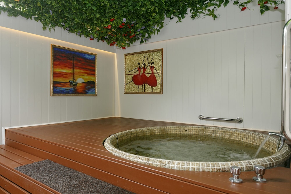 Lakefront Thermal Spa Studio King Bed Ground Floor (partial view) photo 1