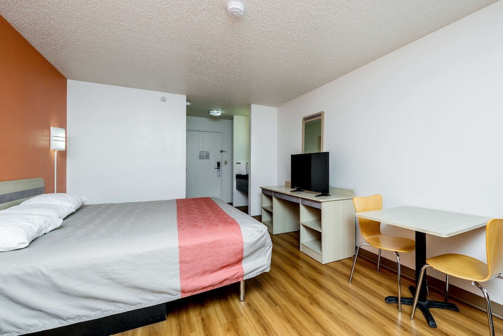 Standard Suite, 1 King Bed, Non Smoking photo 2