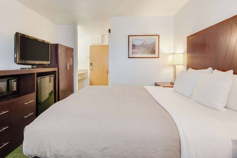Standard Room, 1 Queen Bed, Non Smoking - Photo 2