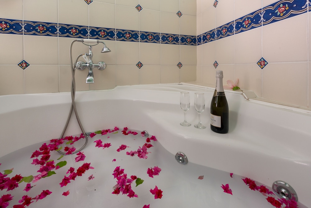 Deluxe Suite, Jetted Tub, Sea View (Bosporus) photo 3