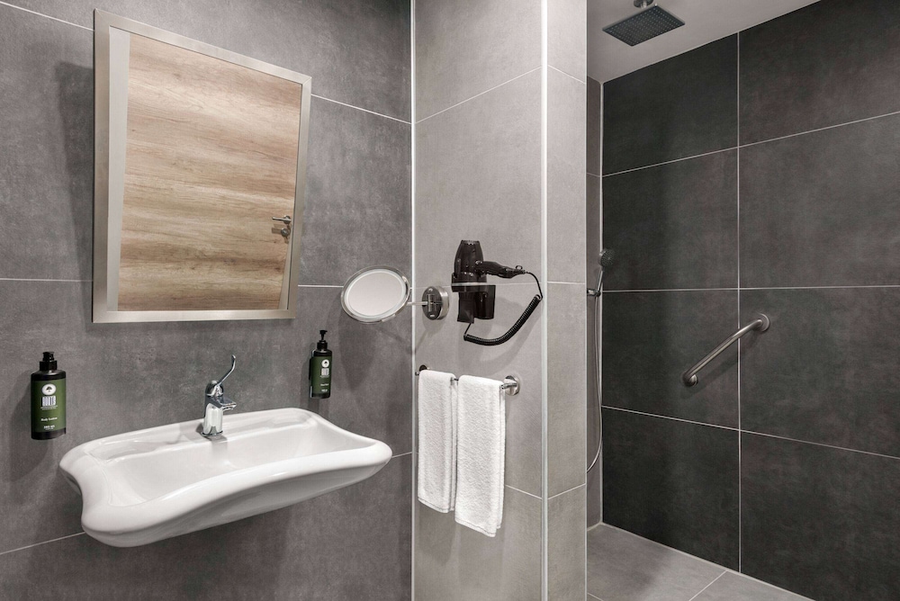 Room, 1 Queen Bed, Accessible, Non Smoking (Land View, Roll-In Shower)