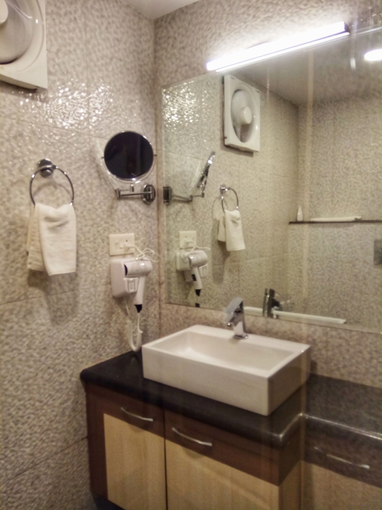 Deluxe Double Room, 1 Queen Bed, City View photo 3