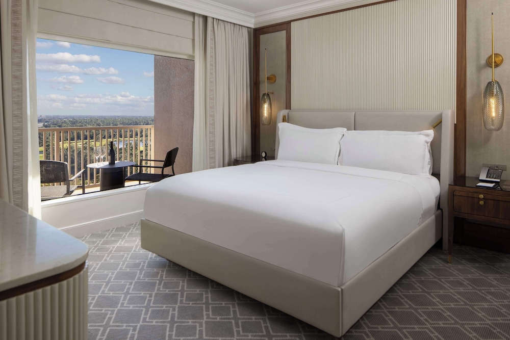 Family Suite, 1 King Bed, Balcony thumbnail 6