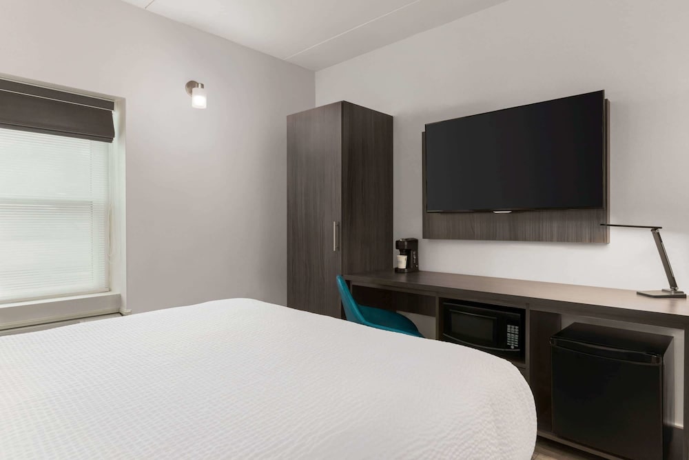 Suite, 1 King bed with Pullout Couch and Jetted Tub with Mobilty Roll in Shower - Photo 1