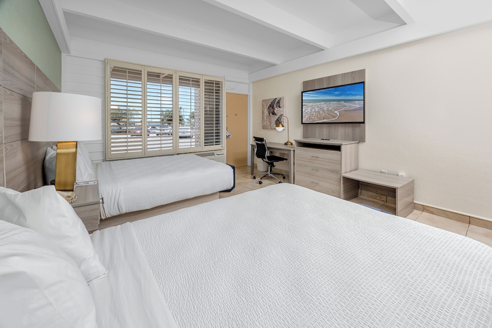 Standard Room, 2 Queen Beds, Non Smoking, Refrigerator & Microwave (Larger Room) - Photo 1