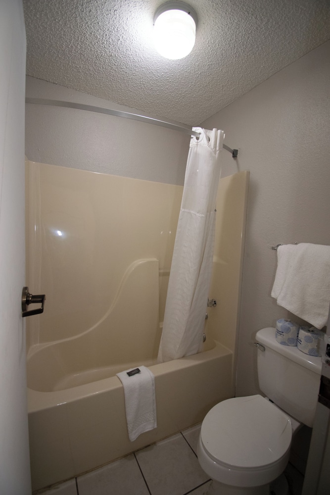 Room, 1 King Bed, Non Smoking - Photo 5