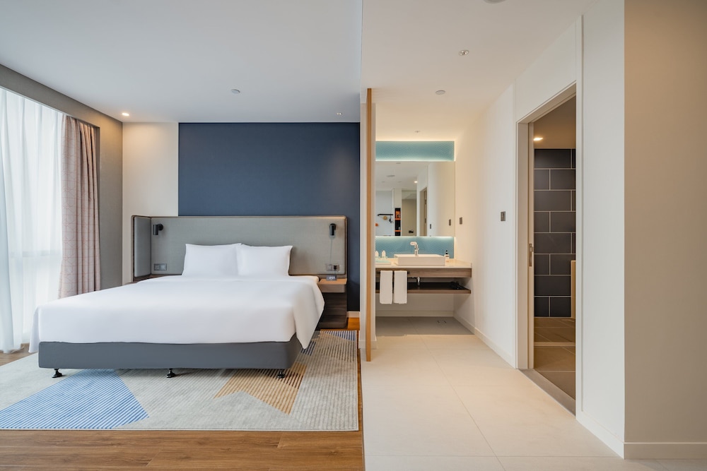 Standard Room, 1 King Bed (High Floor) - Photo 2
