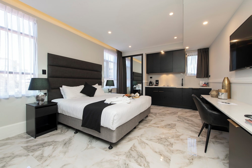 Premium Room, 1 King Bed photo 2