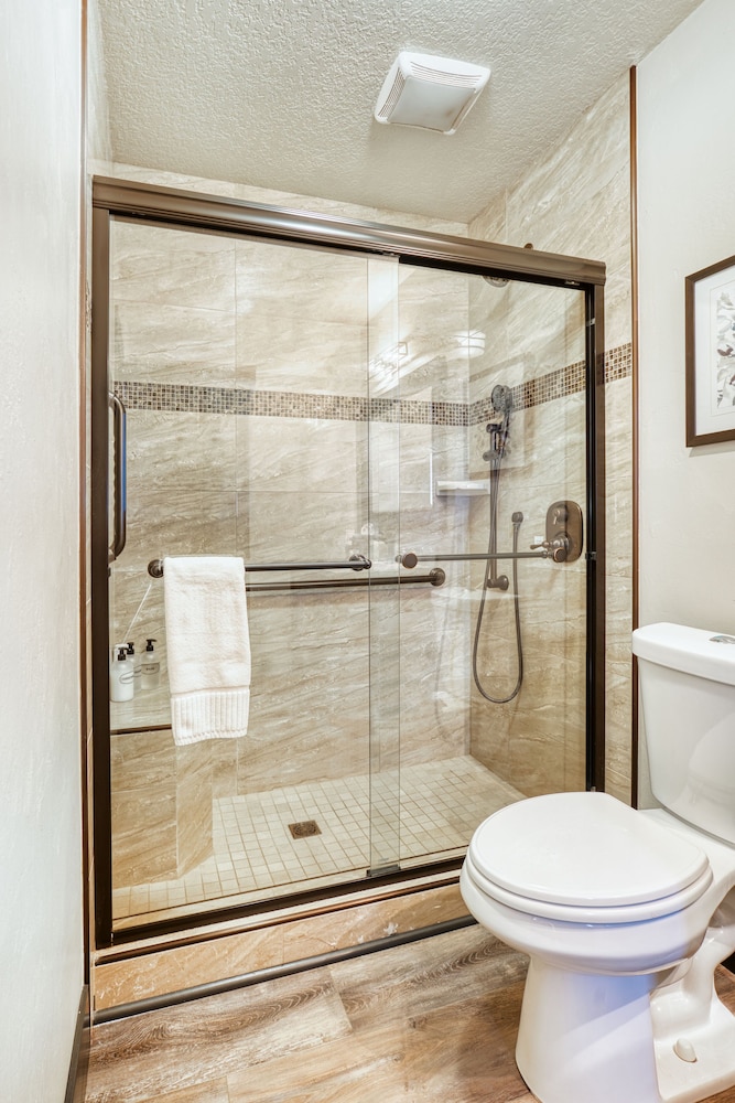 Deluxe Room, 1 King Bed, Ensuite, Courtyard View photo 3