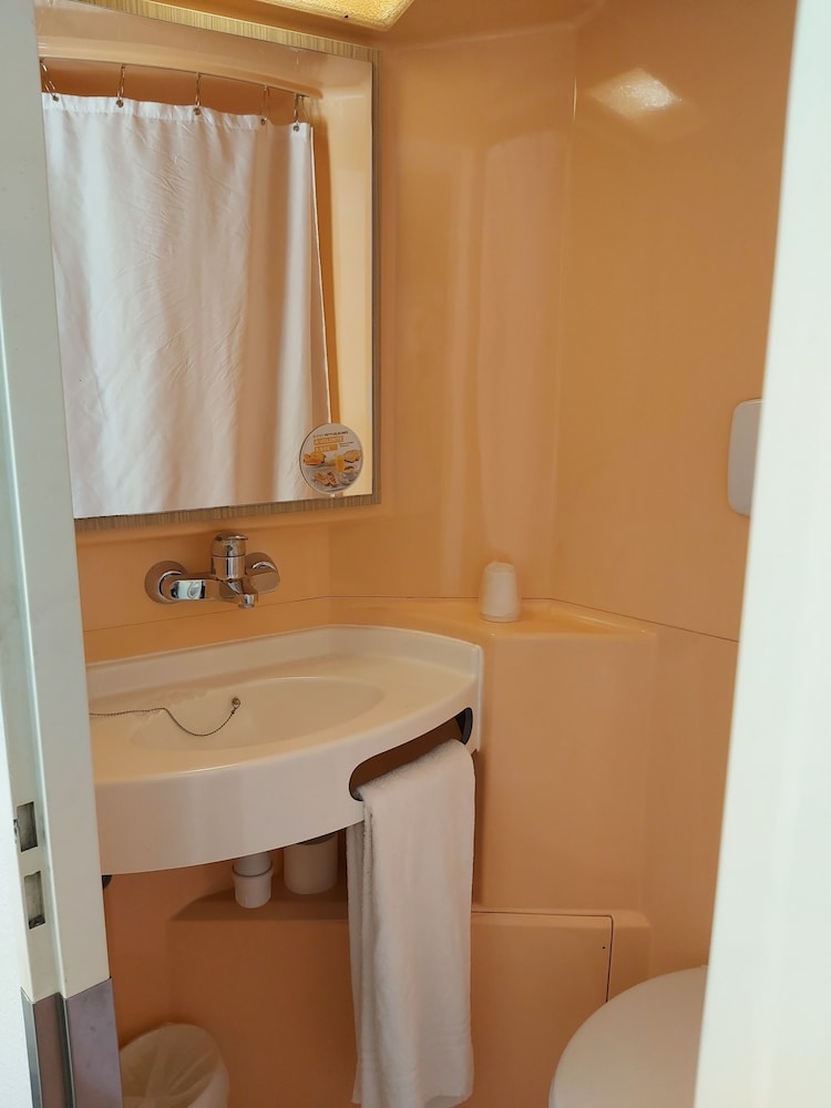Standard Room, 3 Twin Beds - Photo 6