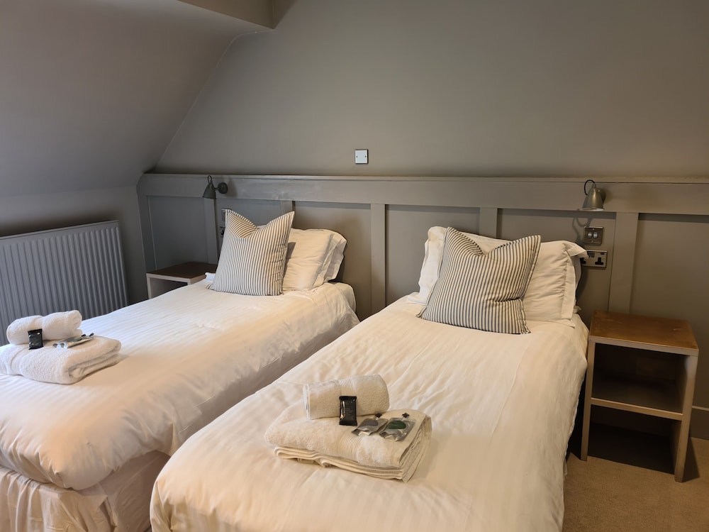 Superior Twin Room, Ensuite photo 2