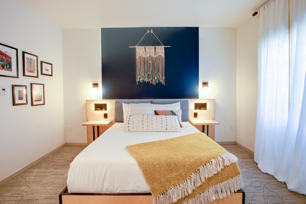 Standard Room, 1 King Bed photo 3