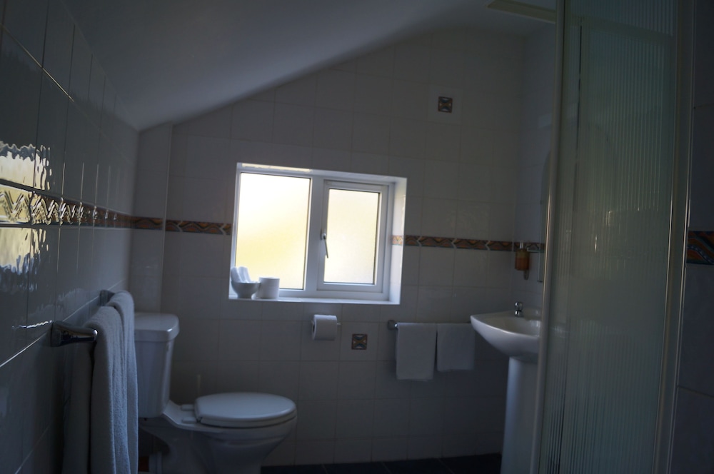 Double or Twin Room, Ensuite, Hill View photo 2