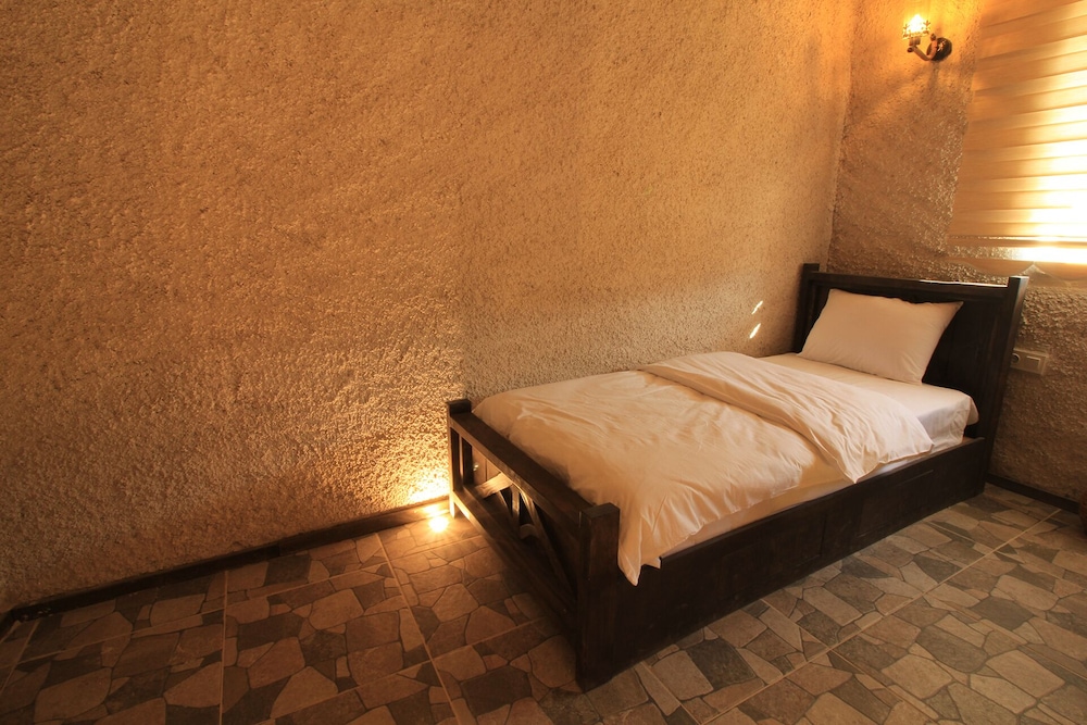 Twin Room - Photo 9