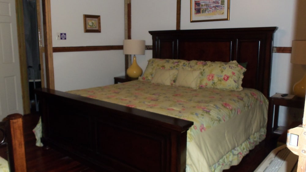 Basic Single Room, 1 King Bed with Sofa bed photo 3