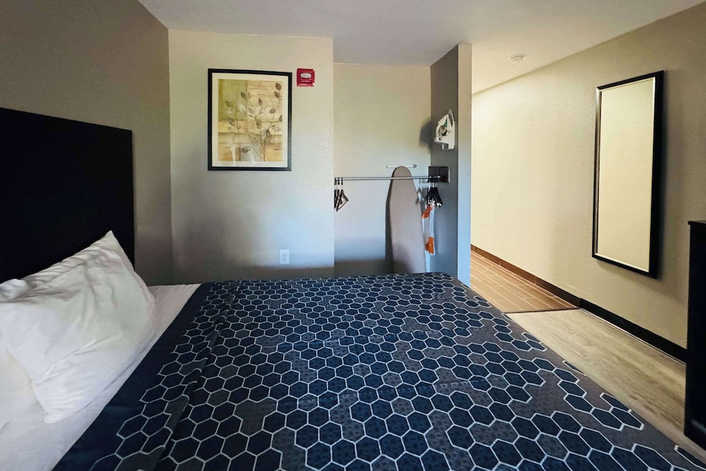 Standard Room, 1 King Bed, Non Smoking - Photo 1