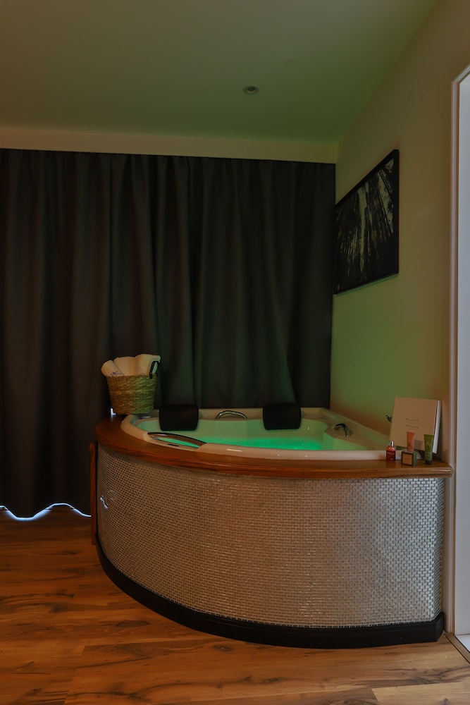 Exclusive Double Room, 1 King Bed, Non Smoking, Jetted Tub photo 3