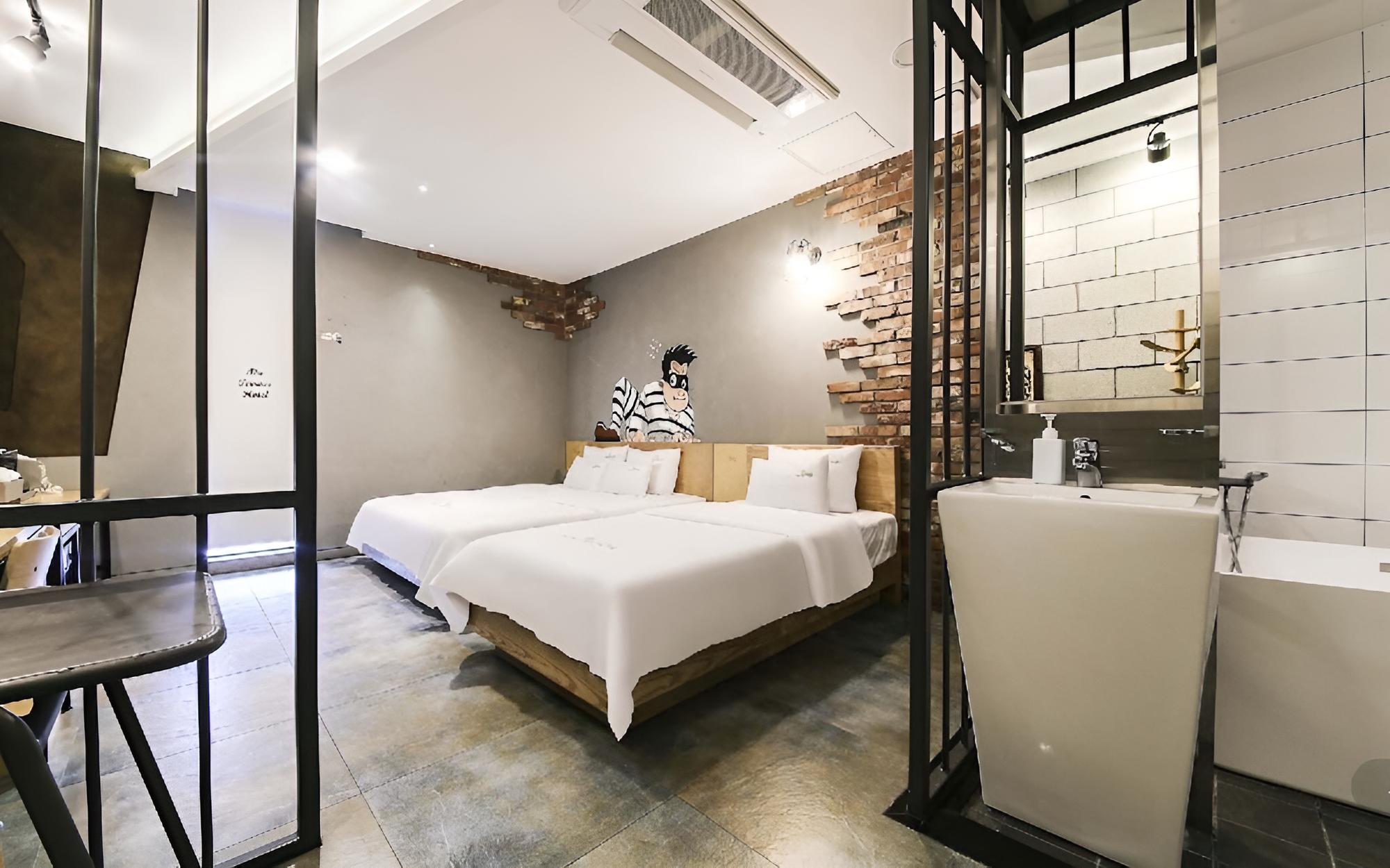 Room (Twin (Double + Single Bed))