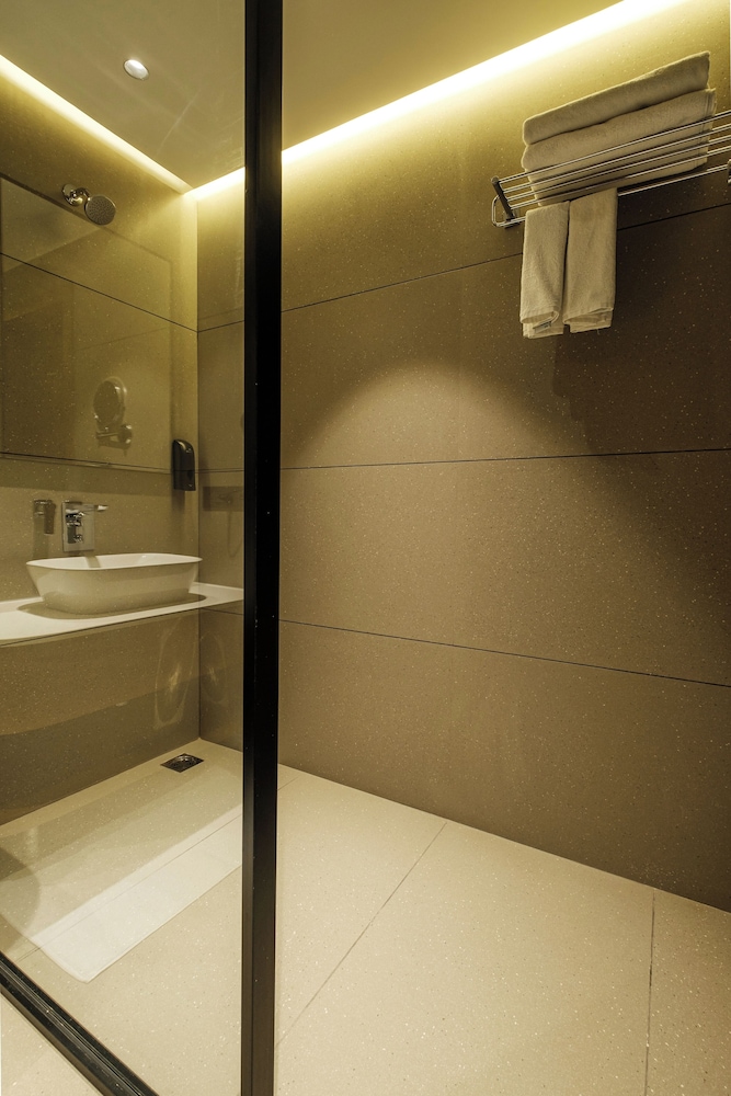 Urban Corner Room - Photo 8