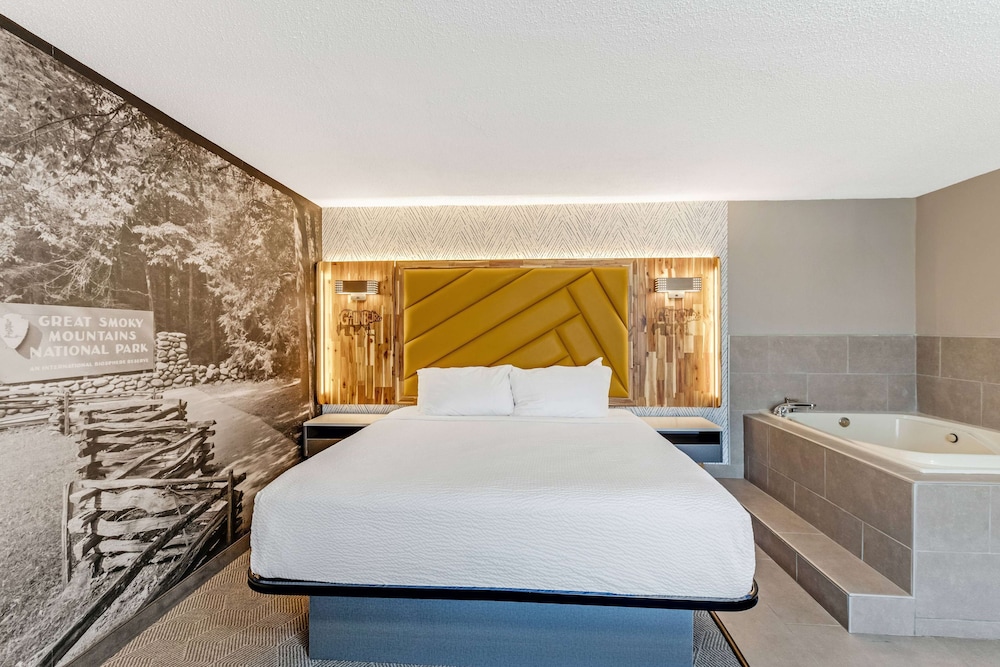 Suite, 1 King Bed, Non Smoking, Jetted Tub - Photo 3