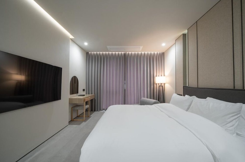 PREMIER-KING (include B.F & Heated Pool) photo 3