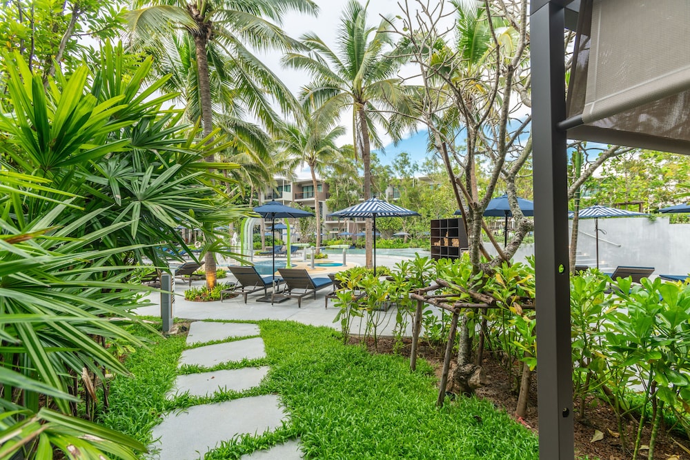 Premium Room, 1 King Bed, Pool View (Terrace) - Photo 8