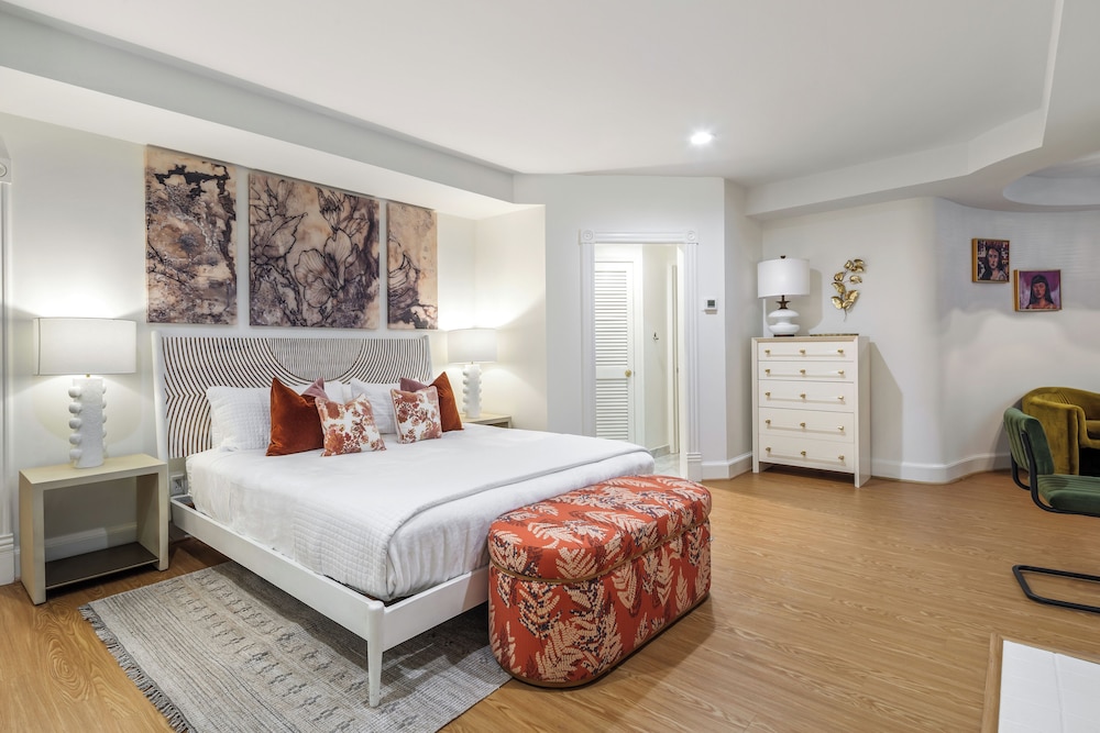 Room 10 (Suite)
