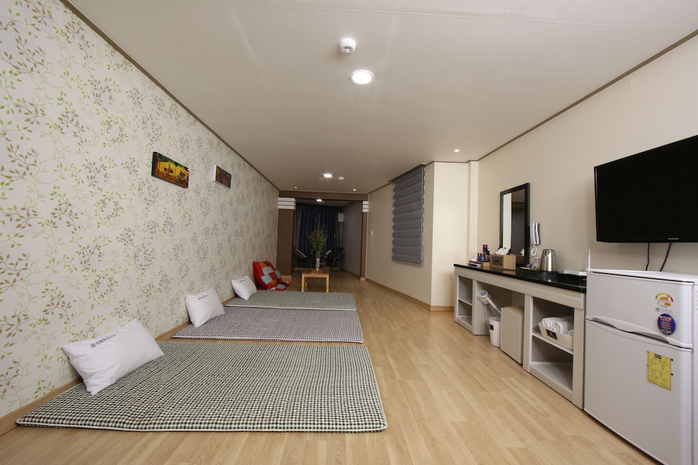 Premium Ondol Room (Personal Netflix account available) photo 3