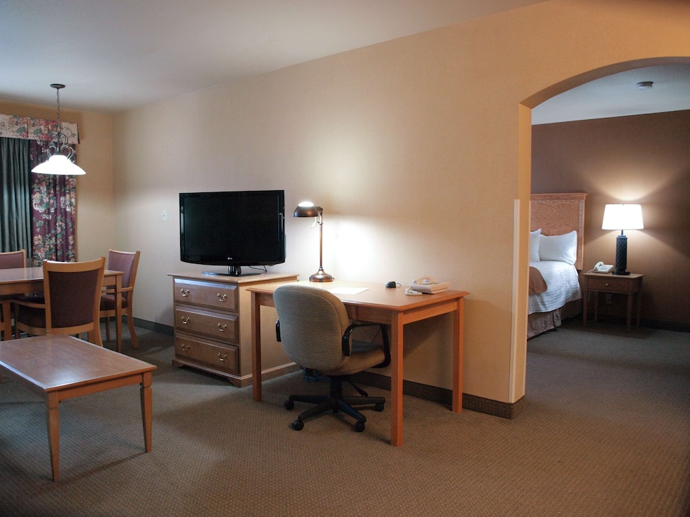 Executive Suite, Multiple Beds, Non Smoking, Refrigerator & Microwave (Larger Room) - Photo 4