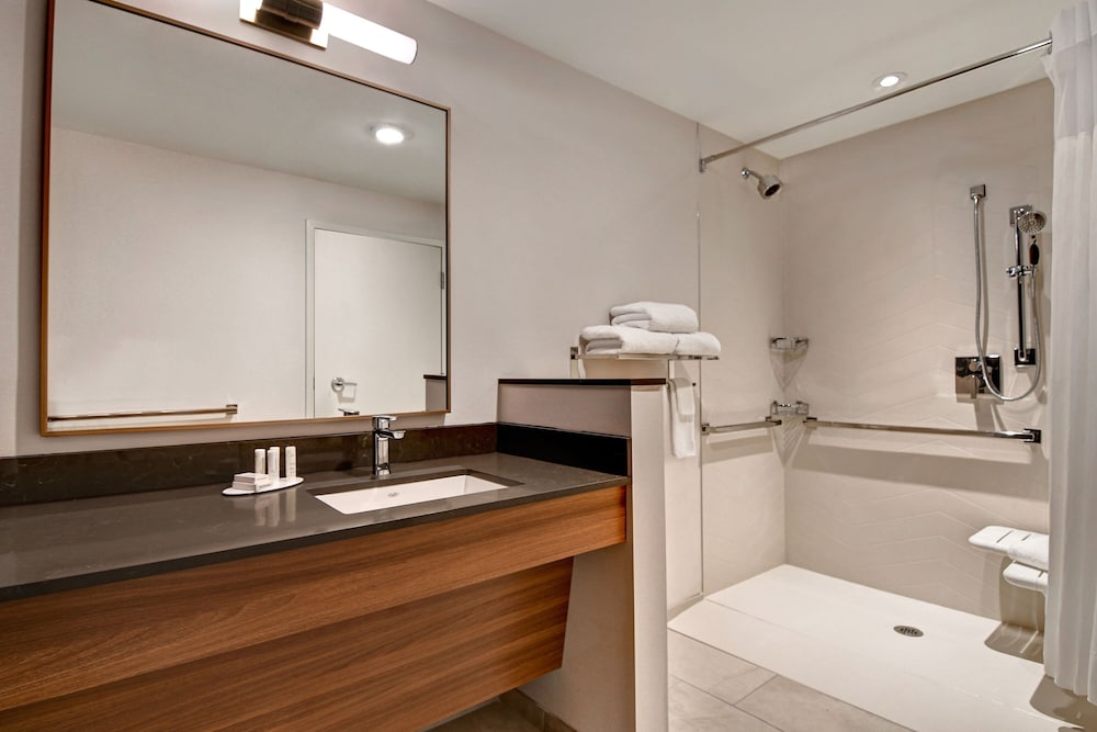 Room, 1 King Bed (Hearing Accessible) - Photo 3